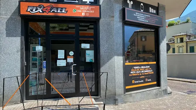 Ingresso del negozio FIX4ALL di Sondrio, in Via Alessi, con l'insegna arancione e le vetrine